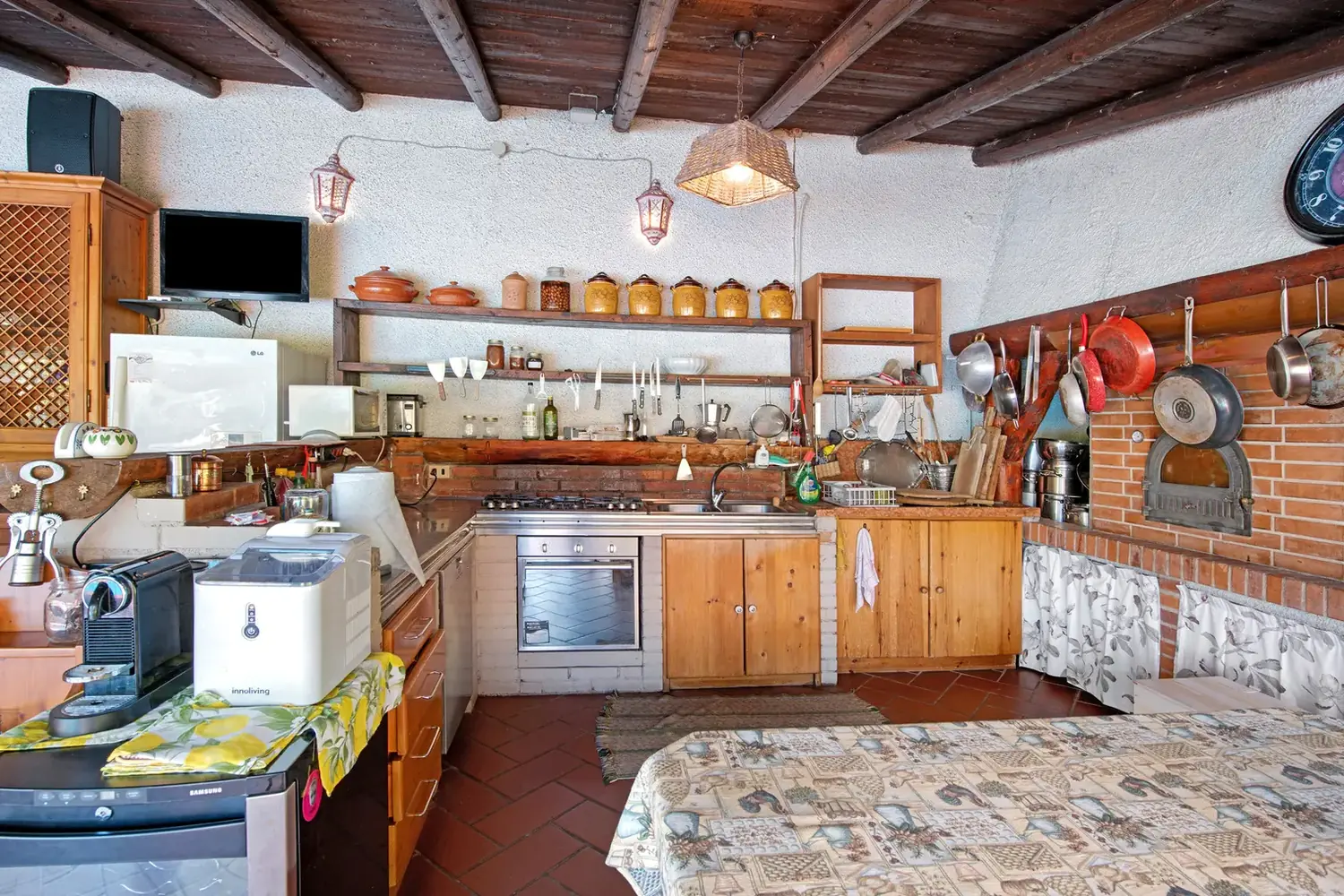 Guest kitchen in the pool dependance at Cavallina Retreat