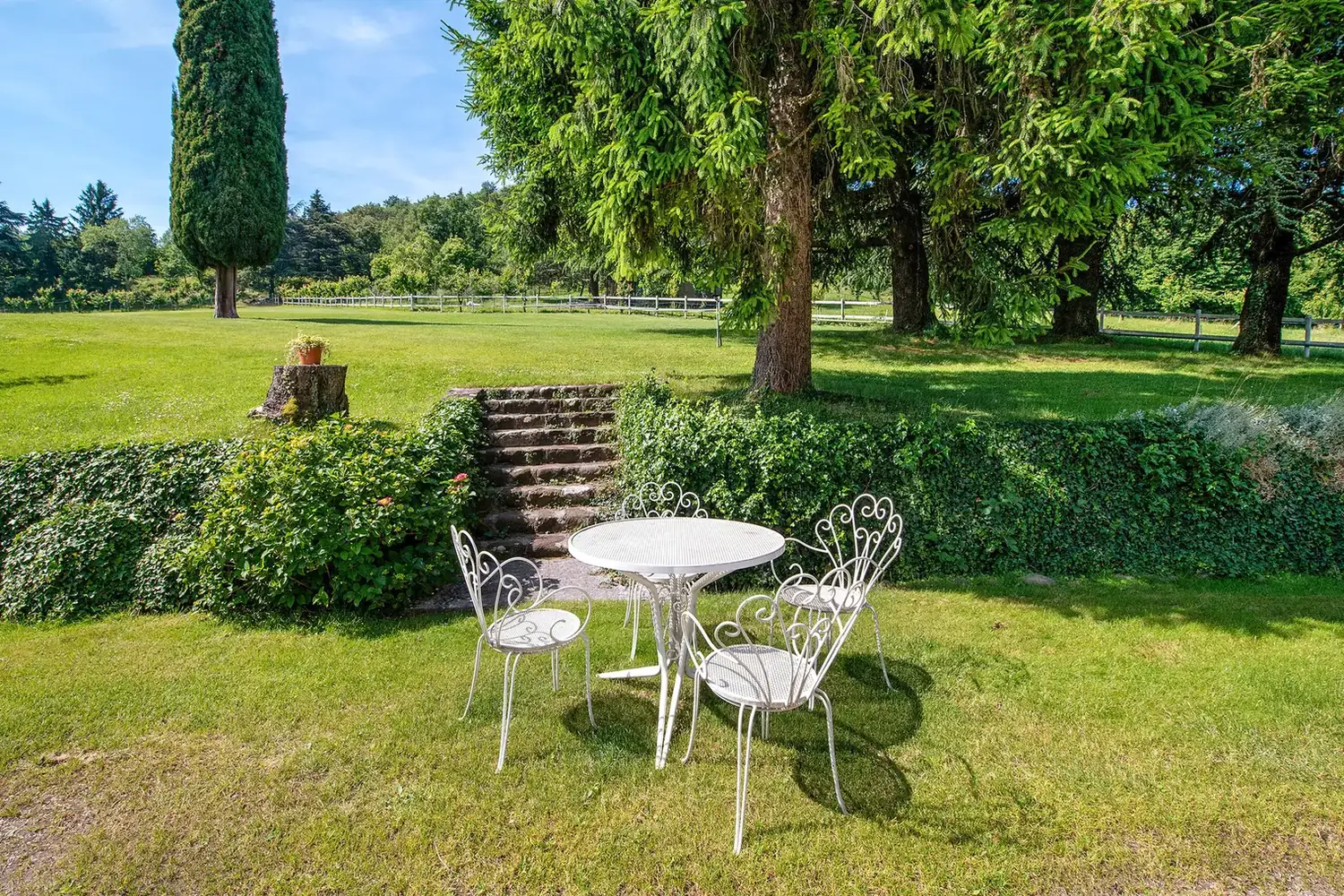 Outdoor table in the gardens of Cavallina Retreat agriturismo