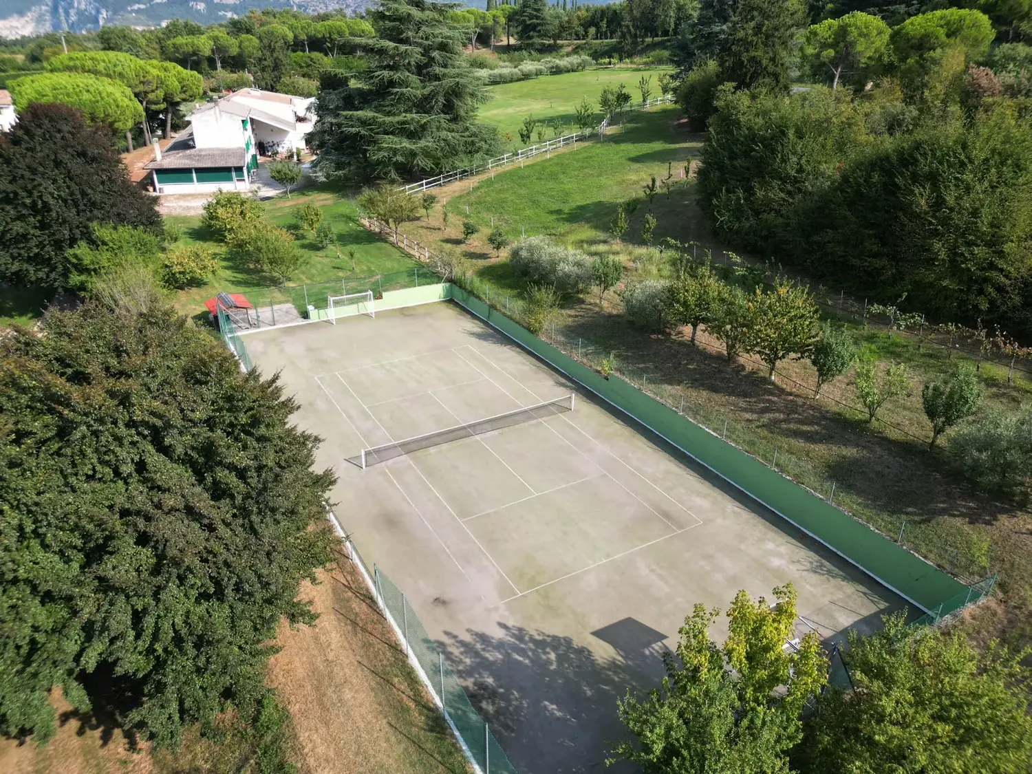 Full-size astroturf tennis court at Cavallina Retreat, Affi (Verona)